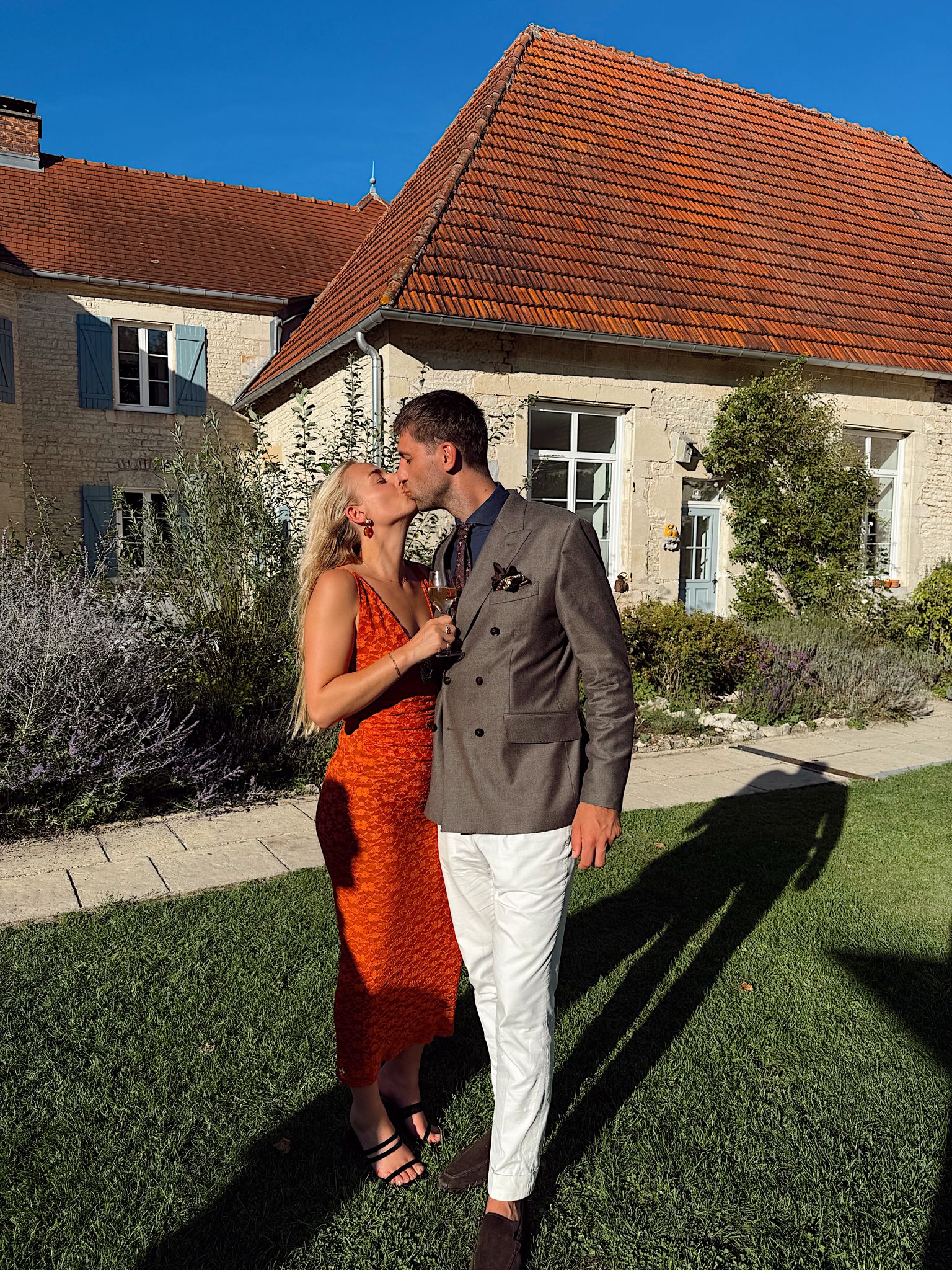 Lans en Suus kussen voor een oud stenen huis