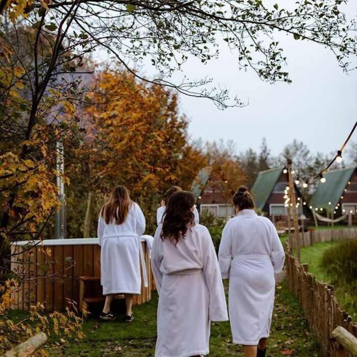 Huisjes met terras en lichtsnoeren