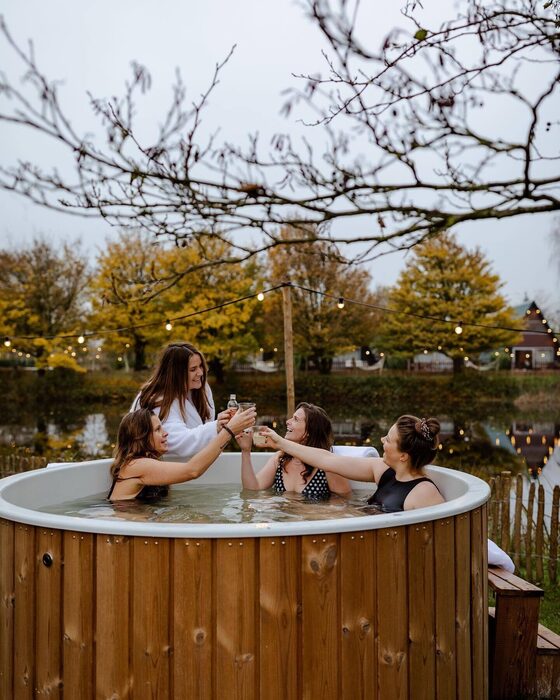 Hottub aan de waterkant bij schemering