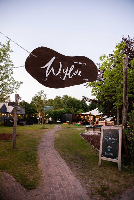 Welkomstbord en pad over het terrein van Het Wylde Pad